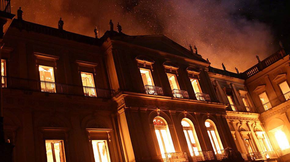 巴西国家博物馆被火烧