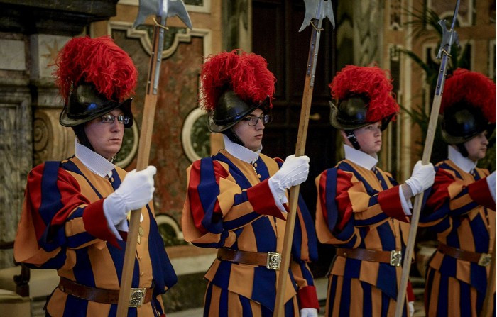 保护教皇500年的瑞士皇家近卫队如今戴上3D打印的头盔